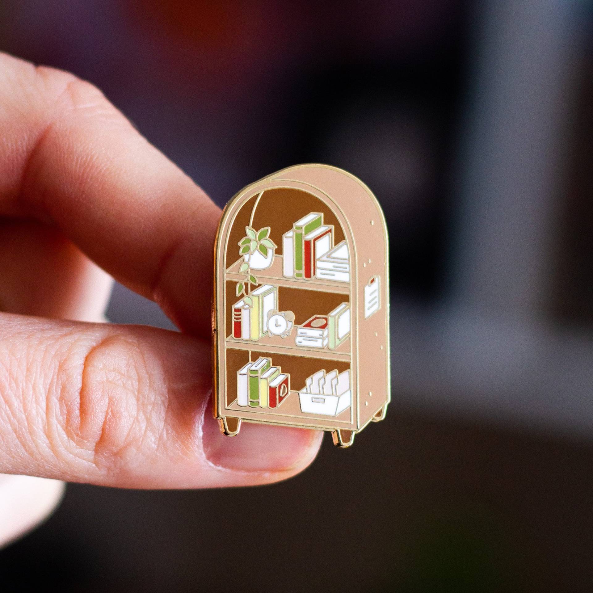 Bücherregal Emaille Pin Buchliebhaber Geschenk Bücherregal Emaille Pin Buchliebhaber Geschenk von Occasionalish