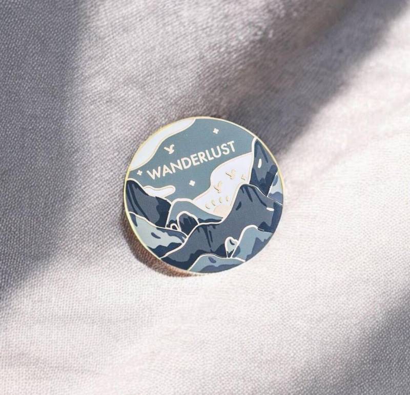 Wanderlust Emaille Pin Abenteuer, Klettern, Outdoor von Occasionalish