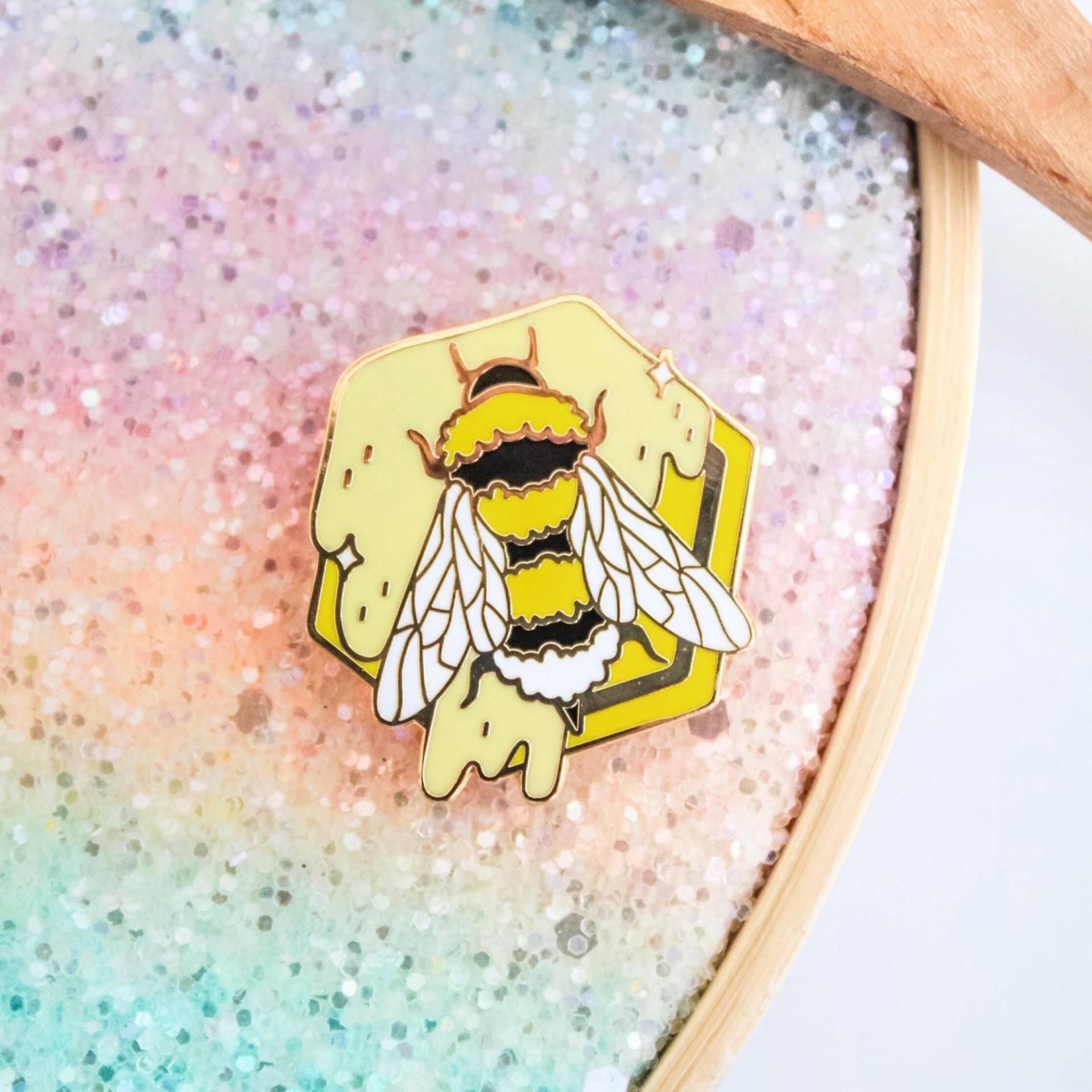 Honey Bee Hard Enamel Pin Vergoldetes Metall Honey Bee Hard Enamel Pin Vergoldetes Metall von Occasionalish