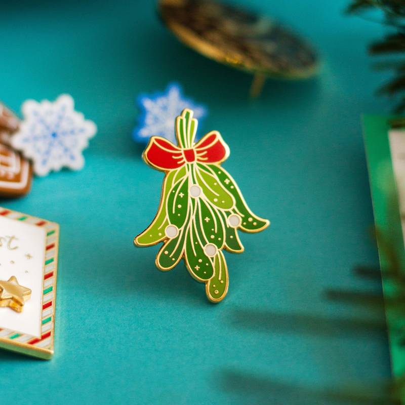 Mistelzweig Emaille Pin | Weihnachten Kranz Winter von Occasionalish