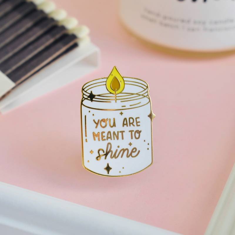 Shine Bright Candle Emaille Pin Gold Motivierende Anstecknadel von Occasionalish