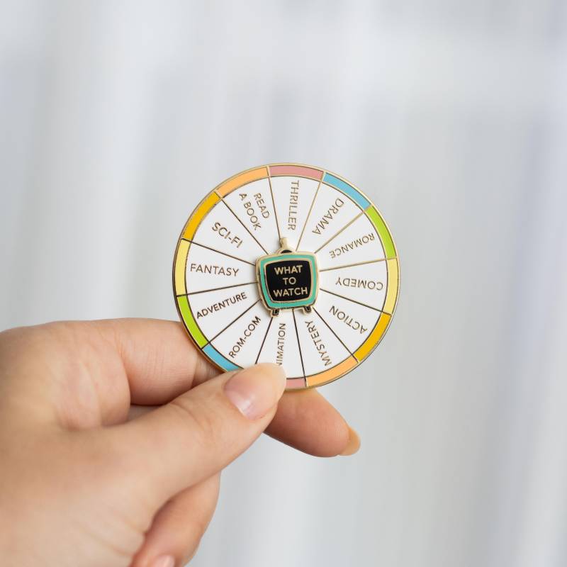 Dreh-Emaille-Pin Interaktiver Filmabend-Spaß von Occasionalish