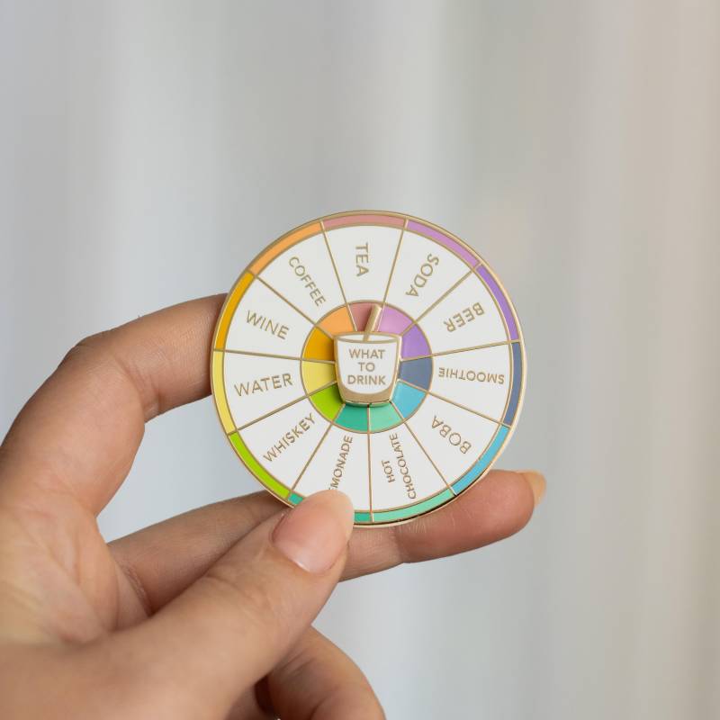Drehender Emaille Pin Was Man Interaktives Rad Trinkt von Occasionalish