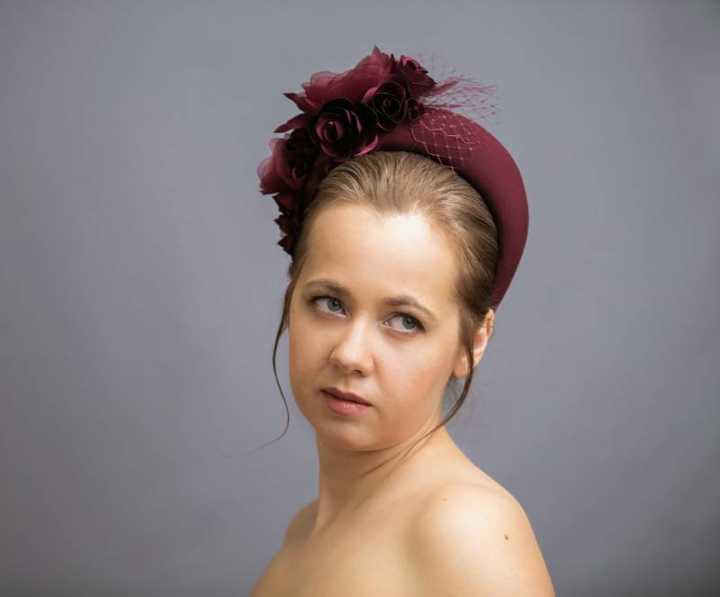 Floraler Statement Fascinator Auf Gepolstertem Haarreif Für Die Brautmutter Oder Hochzeitsgast von Occasionheadpieces