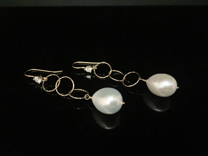 Baumelnde Perlen Ohrringe // Gold Fill Draht Gewickelt Süßwasserzuchtperlen von OceanGemsCo