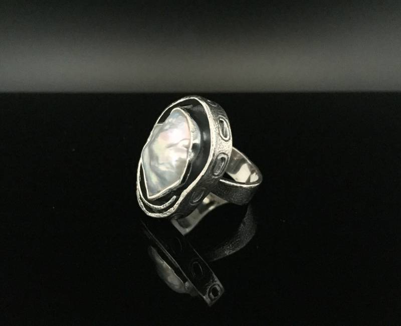 Silberring Mit Süßwasserperlen // 925 Sterling Silber Oxidiertes Strukturmuster Natürliche Süßwasserperle von OceanGemsCo