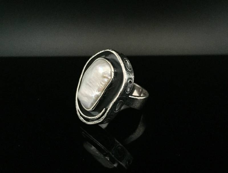 Silberring Mit Süßwasserperlen // 925 Sterling Silber Oxidiertes Strukturmuster Natürliche Süßwasserperle von OceanGemsCo
