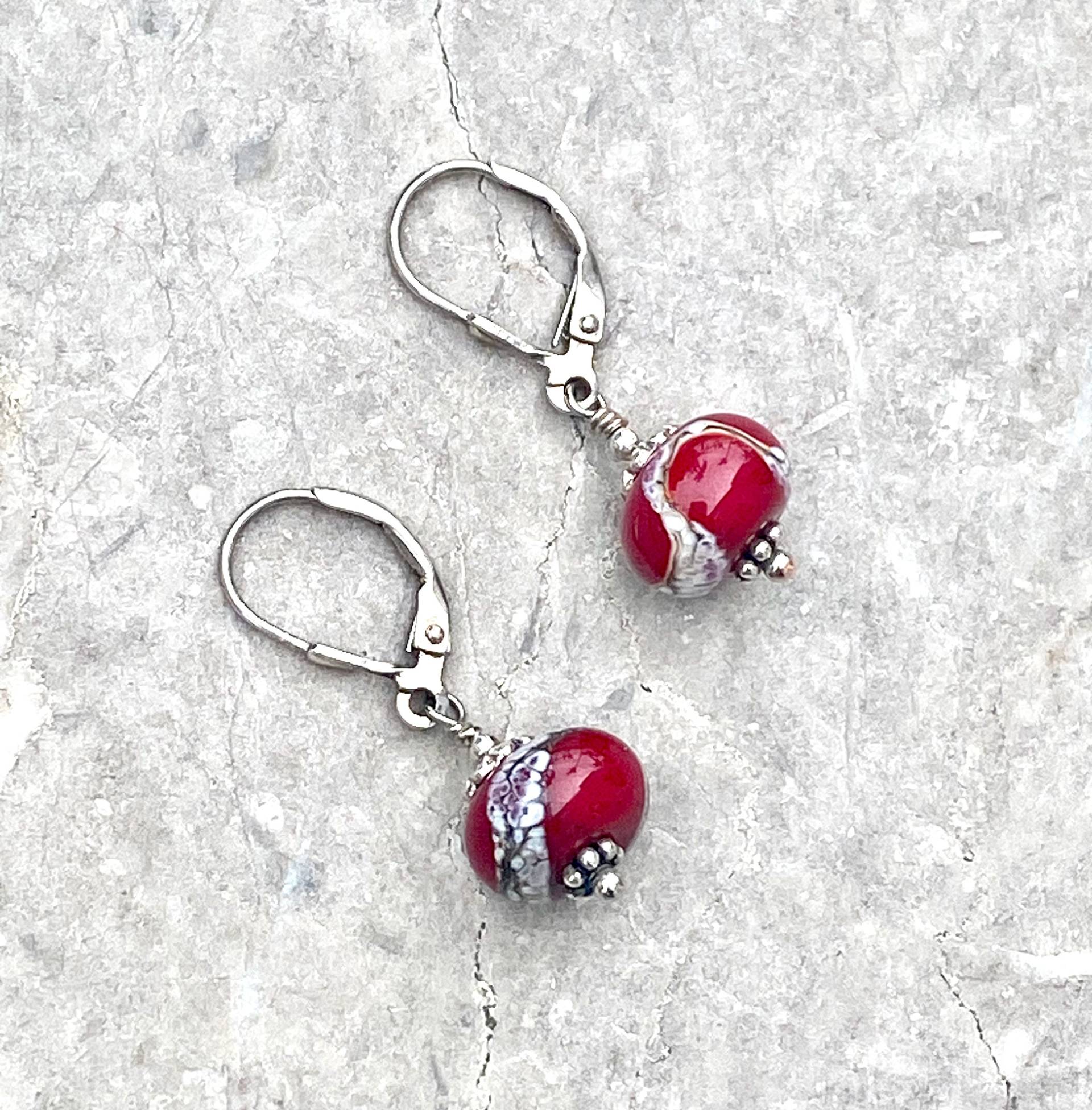 Tiefrote Gewellte Wirbel-Lampwork Glasperle Und Silber Tropfen Ohrringe Tiefrote Gewellte Wirbel-Lampwork Glasperle Und Silber Tropfen Ohrringe von OceanIsleDesigns