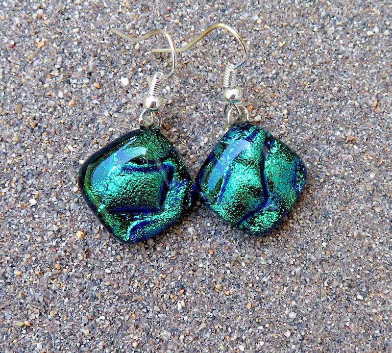 Smaragd Bay Grün Dichroic Fused Glas Ohrhänger von OceanMeUp