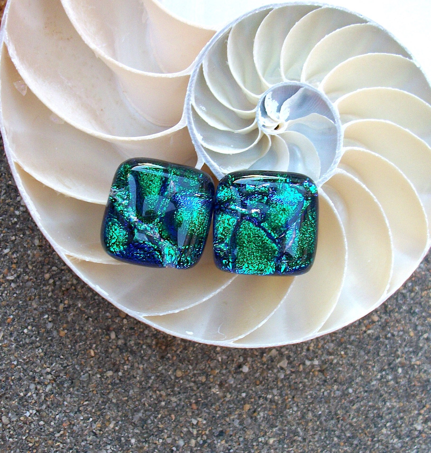 Smaragd Bay Grün Dichroic Glas Ohrstecker von OceanMeUp