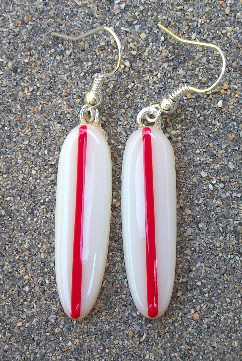 Surfer Mädchen Ohrringe, Creme Und Rot Geschmolzenem Glas Surfbrett Ohrringe von OceanMeUp