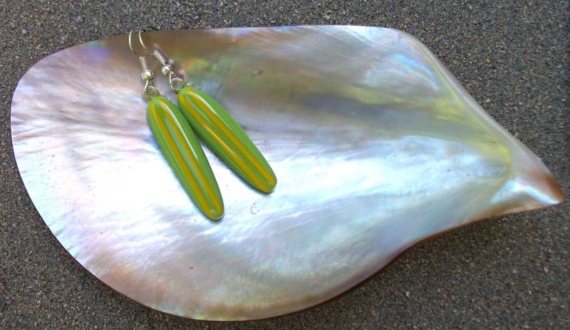 Surfer Mädchen Ohrringe, Hellgrün Und Gelb Geschmolzenem Glas Surfbrett Ohrringe von OceanMeUp