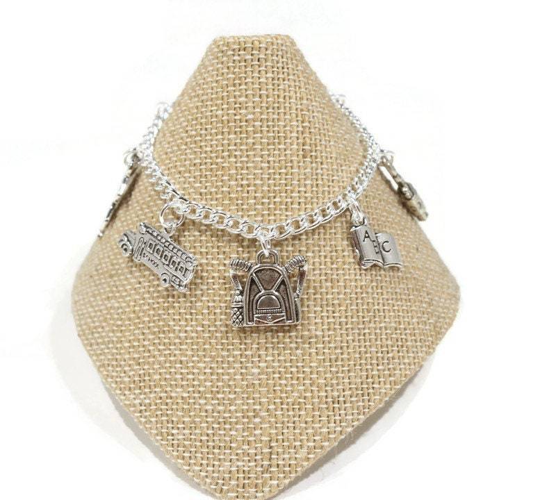 Mädchen Schmuck Für Vorschule - Schulanfang Graduierung Bettelarmband Rucksack Buntstifte Bus Schulhaus von OceanPalmsJewelry