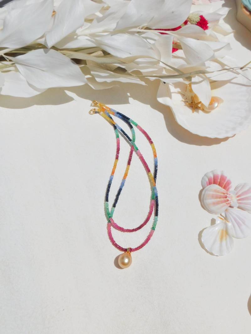 Edelstein & Golden Südsee Perle Anhänger Halskette | Blauer Saphir Grüner Smaragd Gelber Rubin Zwei Strang Massives 750Er Gold von OceanRhyme