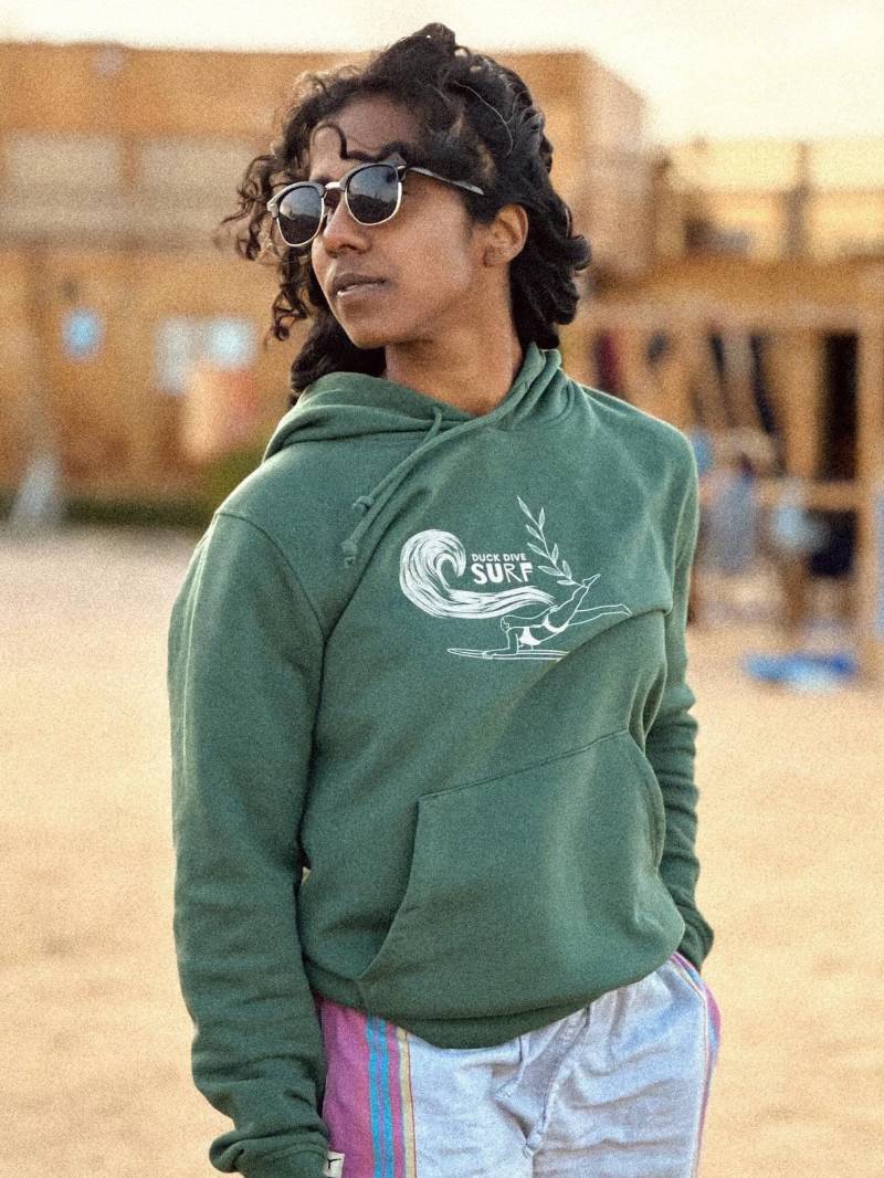 Kuscheliger Surf Pullover Mit Surfer Girl - Nachhaltige Mode Für Damen Und Herren von OceanSurfDesigns