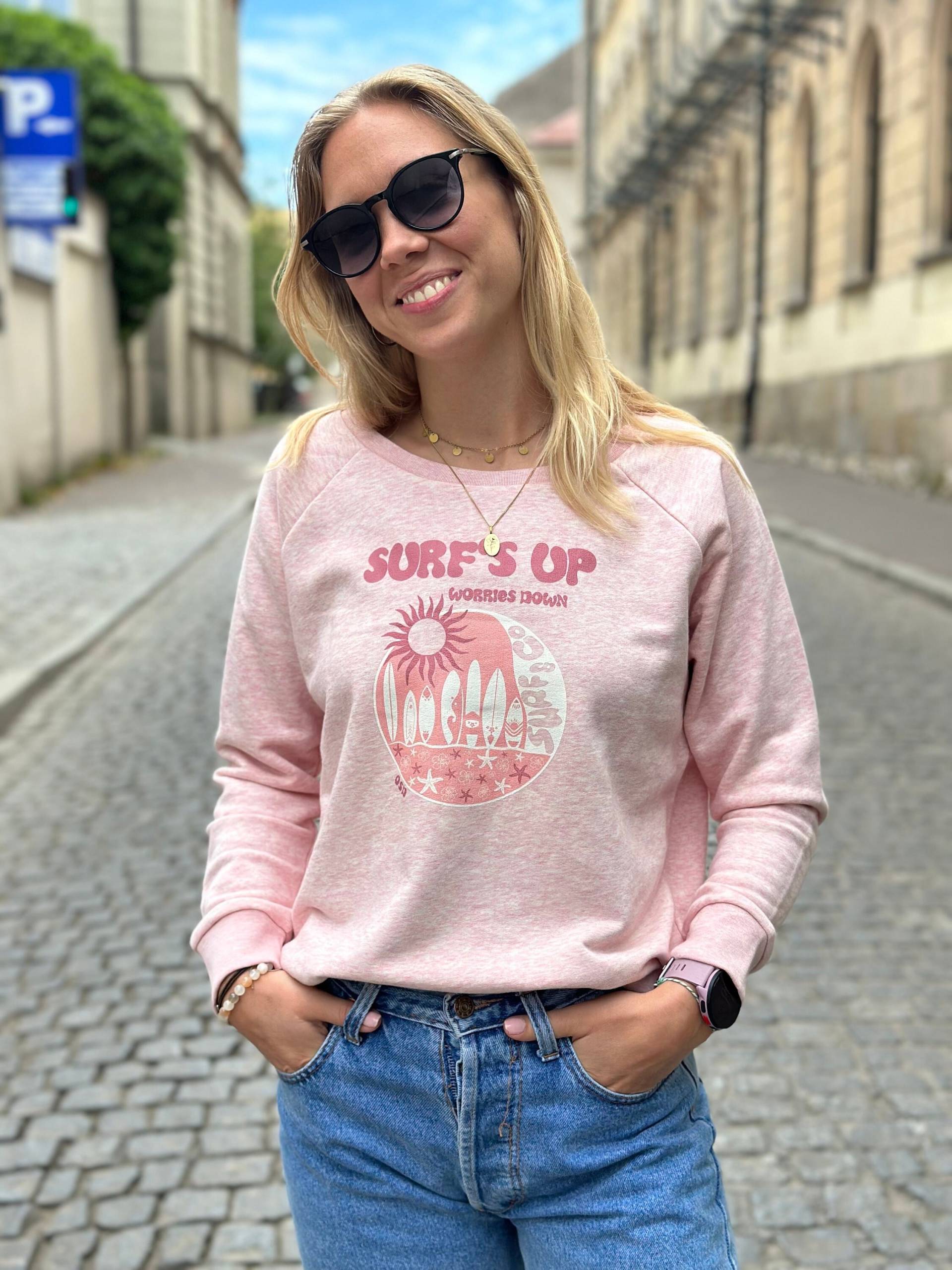 Surf's Up Worries Down Embroidered Sweatshirt - Light Pink Positive Pullover | Chill Spring Sweater Feel Good Gift For Her Eu Shipping von OceanSurfDesigns