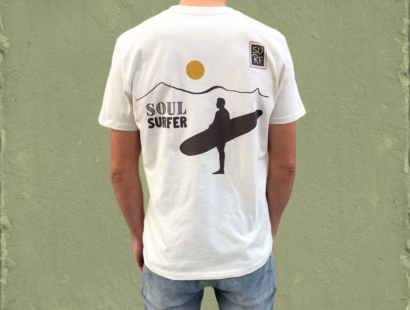 Cooles T-Shirt Für Herren Mit Surfer, Sonne Und Bergen Den Entspannten Alltag, Urlaub Oder Strand von OceanSurfDesigns