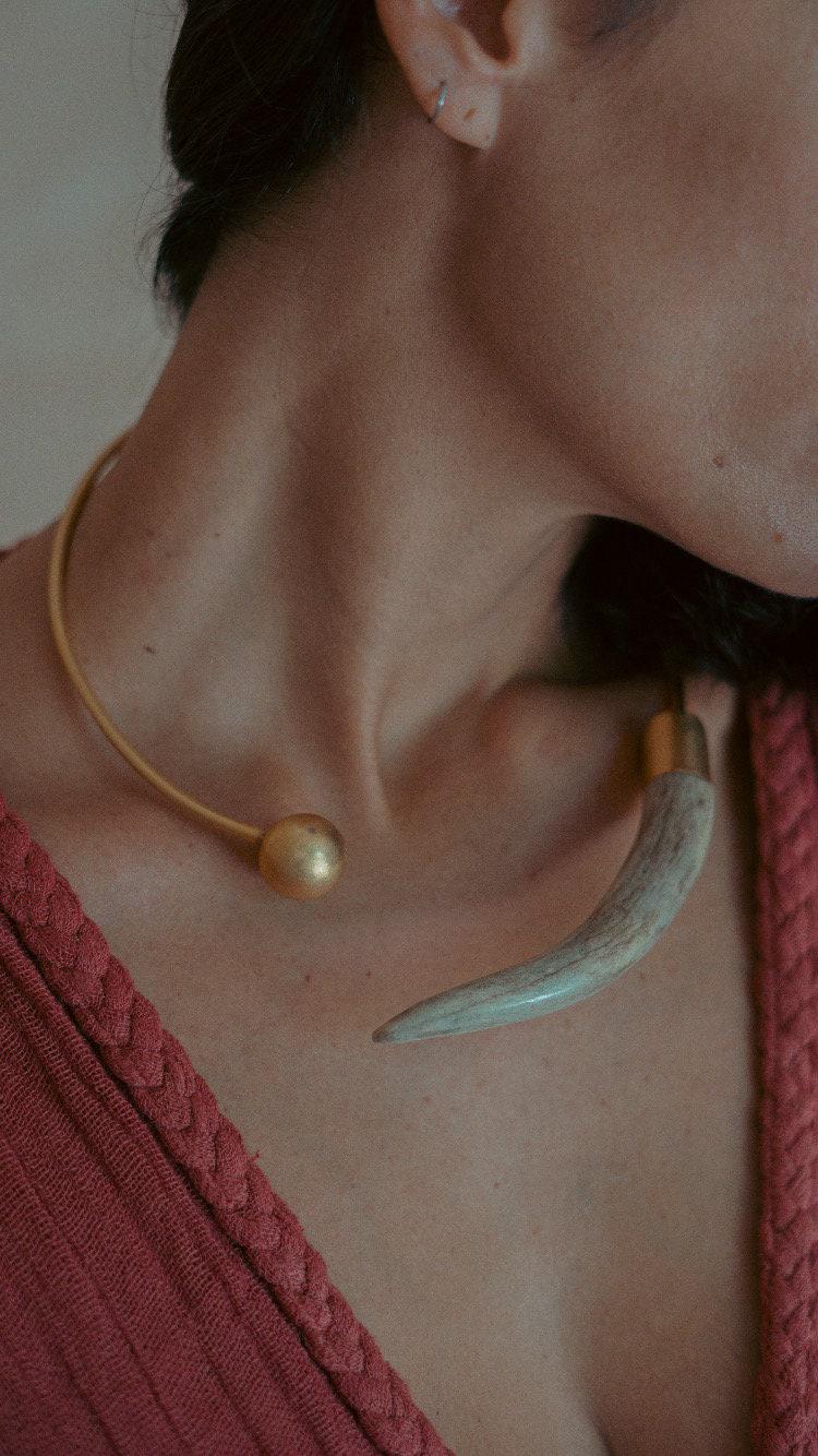 Halsband Dorado Con Cuerno De Venado von OceanaTulumBoutique