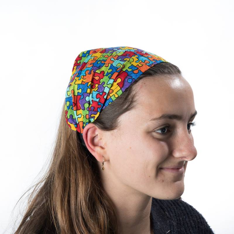 Puzzleteile in Regenbogenfarben Unserem Stirnband Bandana Haargummi Damen Mädchen Mode 100% Baumwollstoff Timeless Treasures von OceaniaLegendsDesign