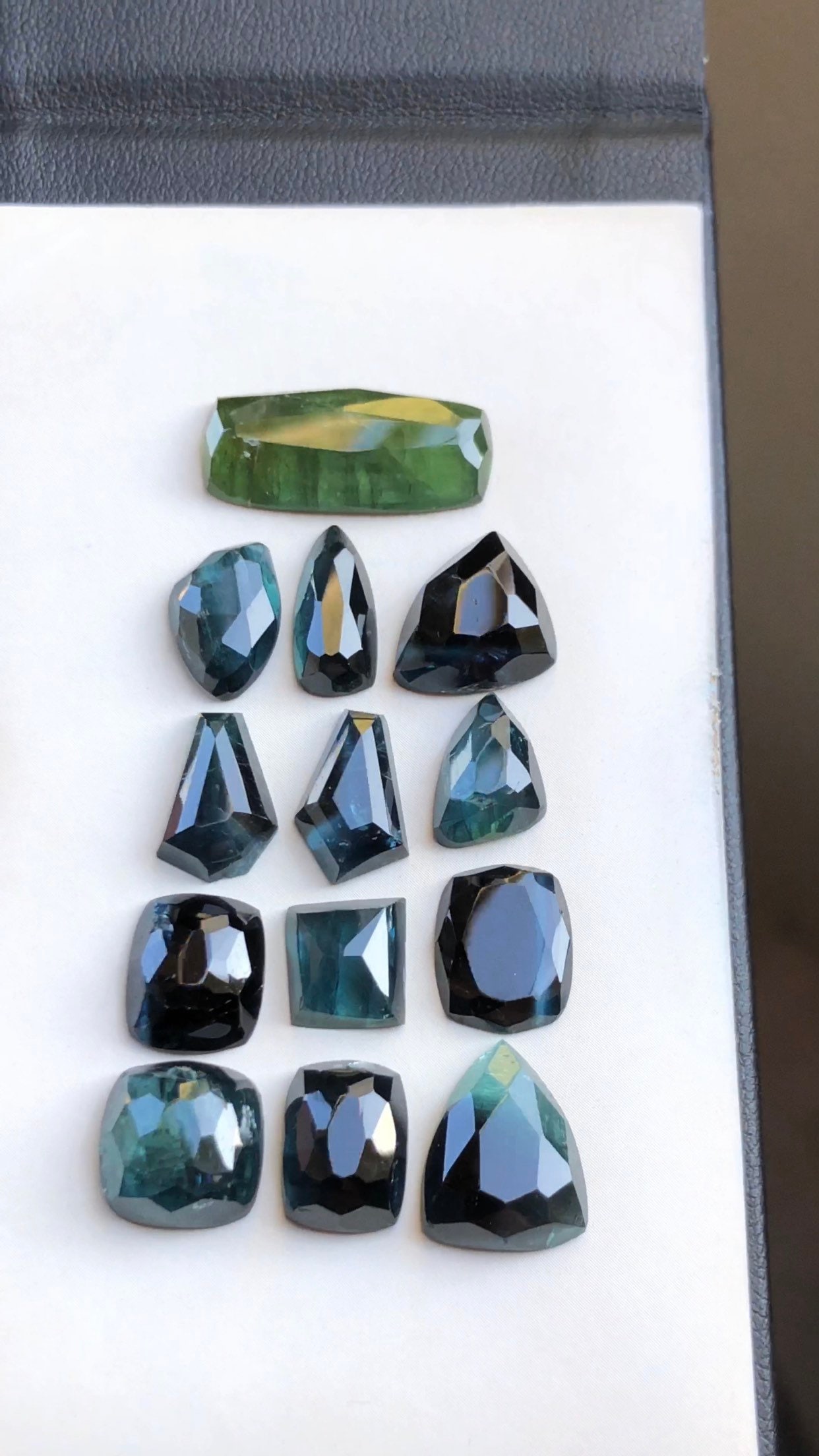 47.5 Karat Wunderschöne Blaue Turmalin-Rosenschliffe 47.5 Karat Wunderschöne Blaue Turmalin-Rosenschliffe von Oceanmineralsgems