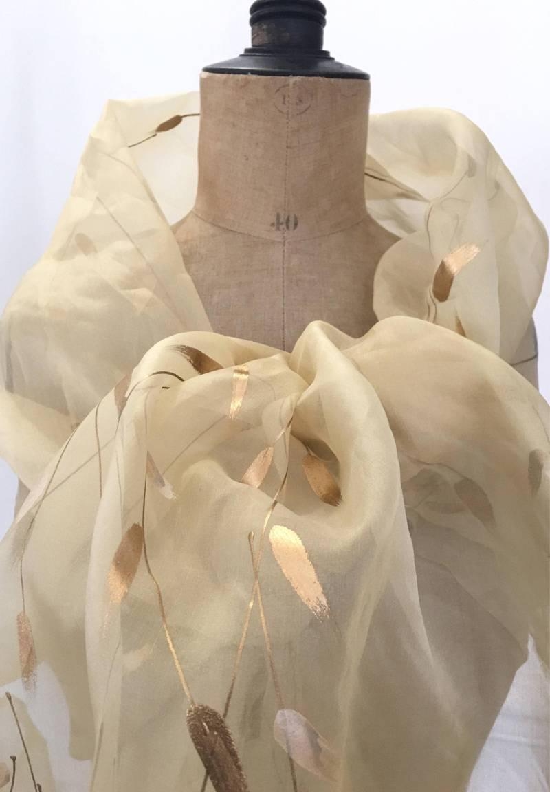 Ockergelbe Stola Aus Seidenorganza Mit Goldenen Blättern - Für Hochzeitszeremonien, Gala- Und Cocktailpartys Ockergelbe Stola Aus Seidenorganza Mit Goldenen Blättern - Für Hochzeitszeremonien, Gala- Und Cocktailpartys von Ocelyane