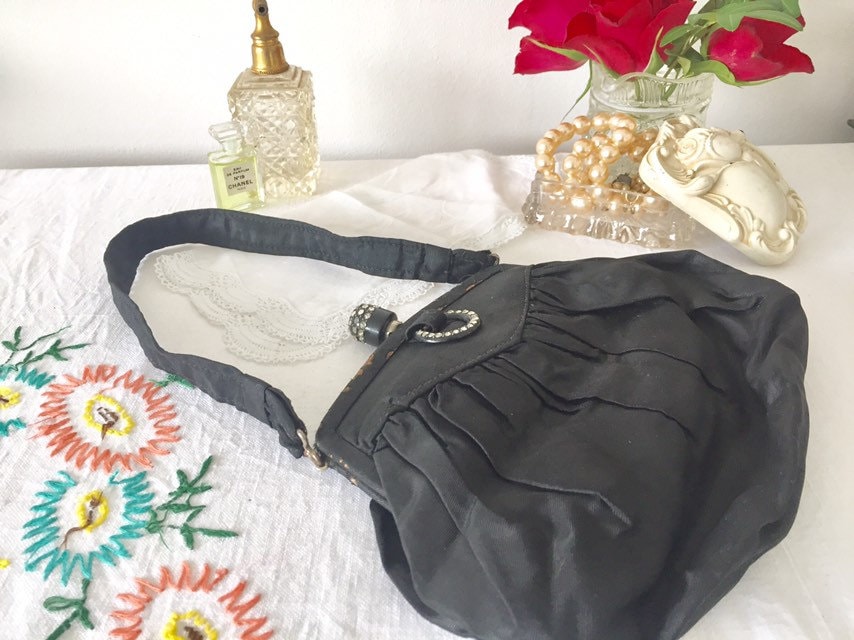 Vintage Schwarze Seide Abendtasche Art Deco Diamanté Verschluss, England von Ocovintage