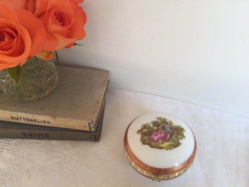 Vintage Porzellan Rote Schmuckschatulle. Pillentopf. Ringschatulle von Ocovintage