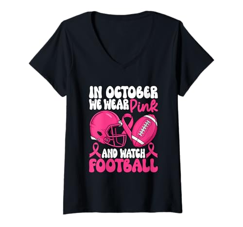 Damen Im Oktober tragen wir Pink und schauen Fußball T-Shirt mit V-Ausschnitt Damen Im Oktober tragen wir Pink und schauen Fußball T-Shirt mit V-Ausschnitt von October Pink Football Awareness Month