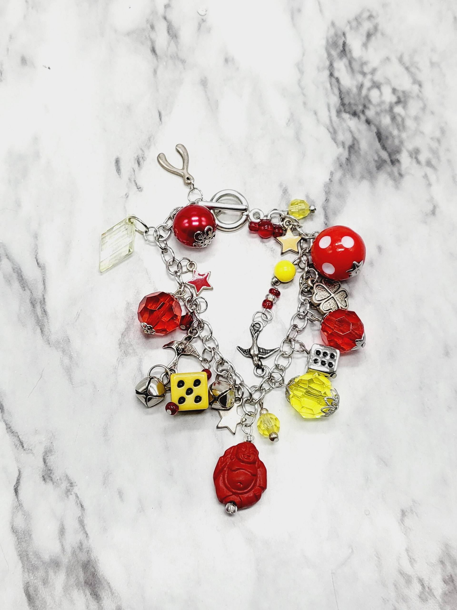 Glücksbringer Armband/Roter Schmuck Silberne Armbänder Bunte Würfel /Casino Rot Gelber Klee Handgemacht Wunderlich von OctobersJewels