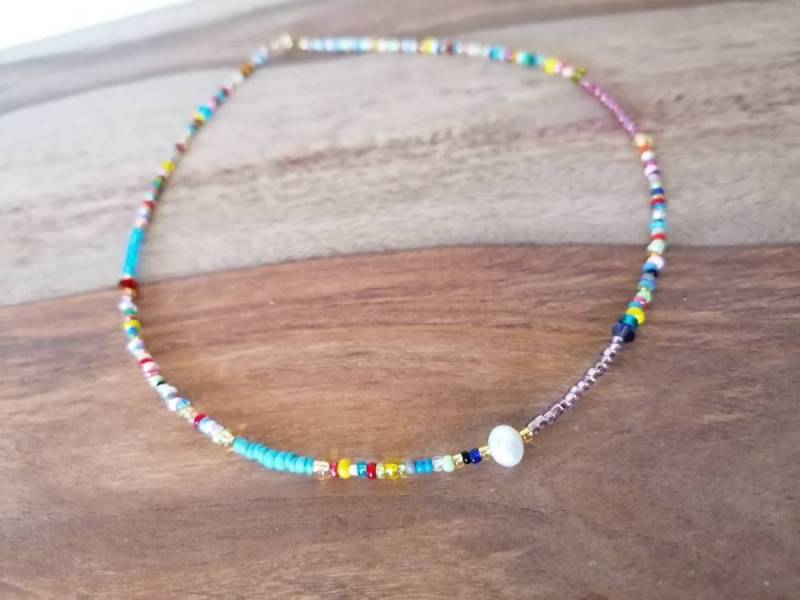Filigrane Boho Perlenkette Mit Flussperle, Rocailles Und Swarovski-Perlen von Odalisquedesign