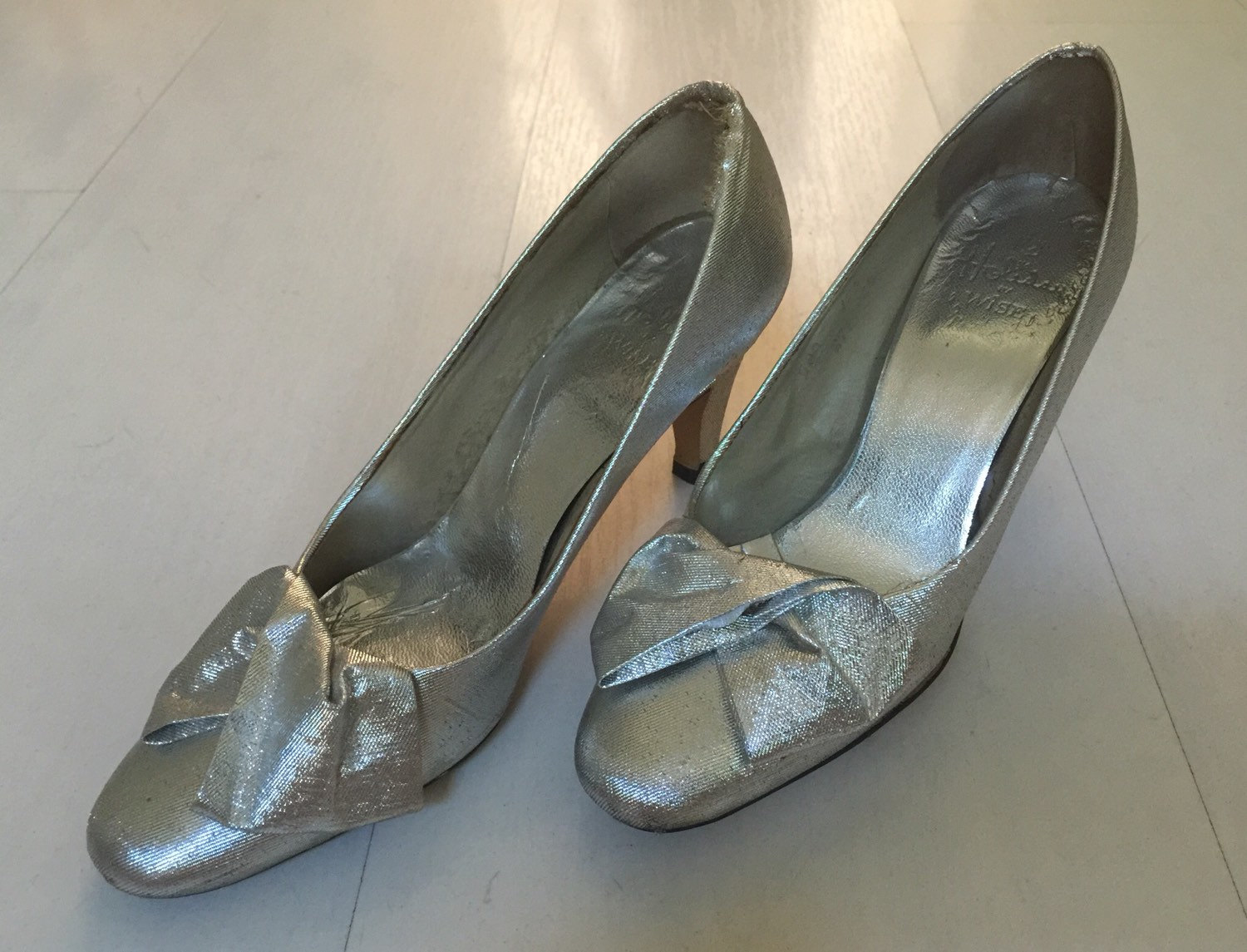 1950Er Jahre Silber Lamé Pumps Mit Schleife Vintage Heels von OddTwin