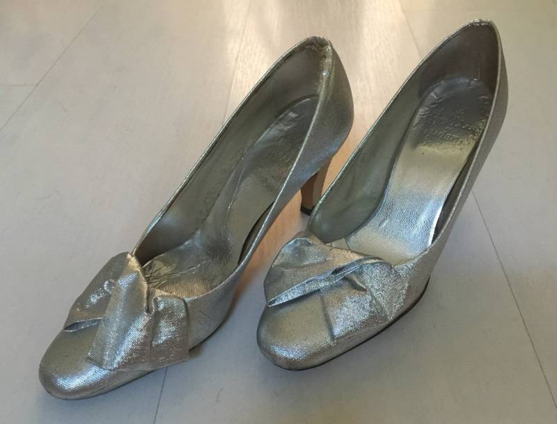1950Er Jahre Silber Lamé Pumps Mit Schleife Vintage Heels 1950Er Jahre Silber Lamé Pumps Mit Schleife Vintage Heels von OddTwin