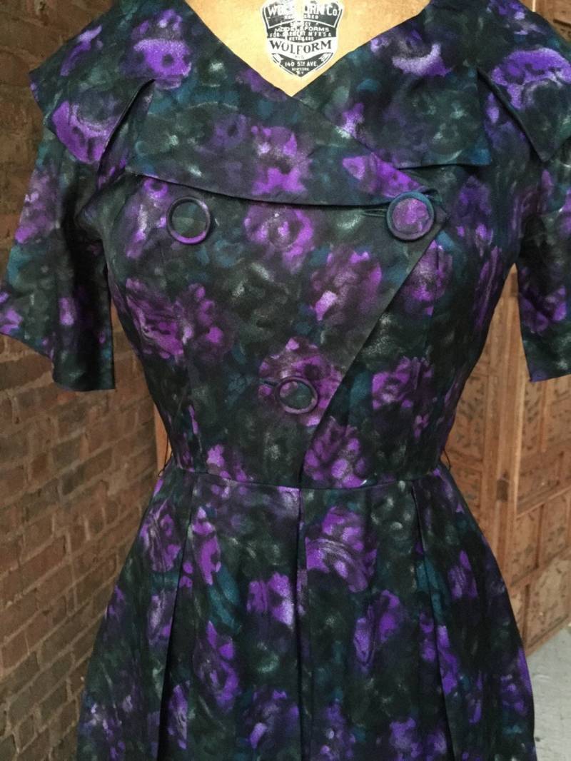 1950Er Jahre Zweireihiges Hemdkleid Mit Lila Blumen | Vintage Aquarell Print Tageskleid 1950Er Jahre Zweireihiges Hemdkleid Mit Lila Blumen | Vintage Aquarell Print Tageskleid von OddTwin