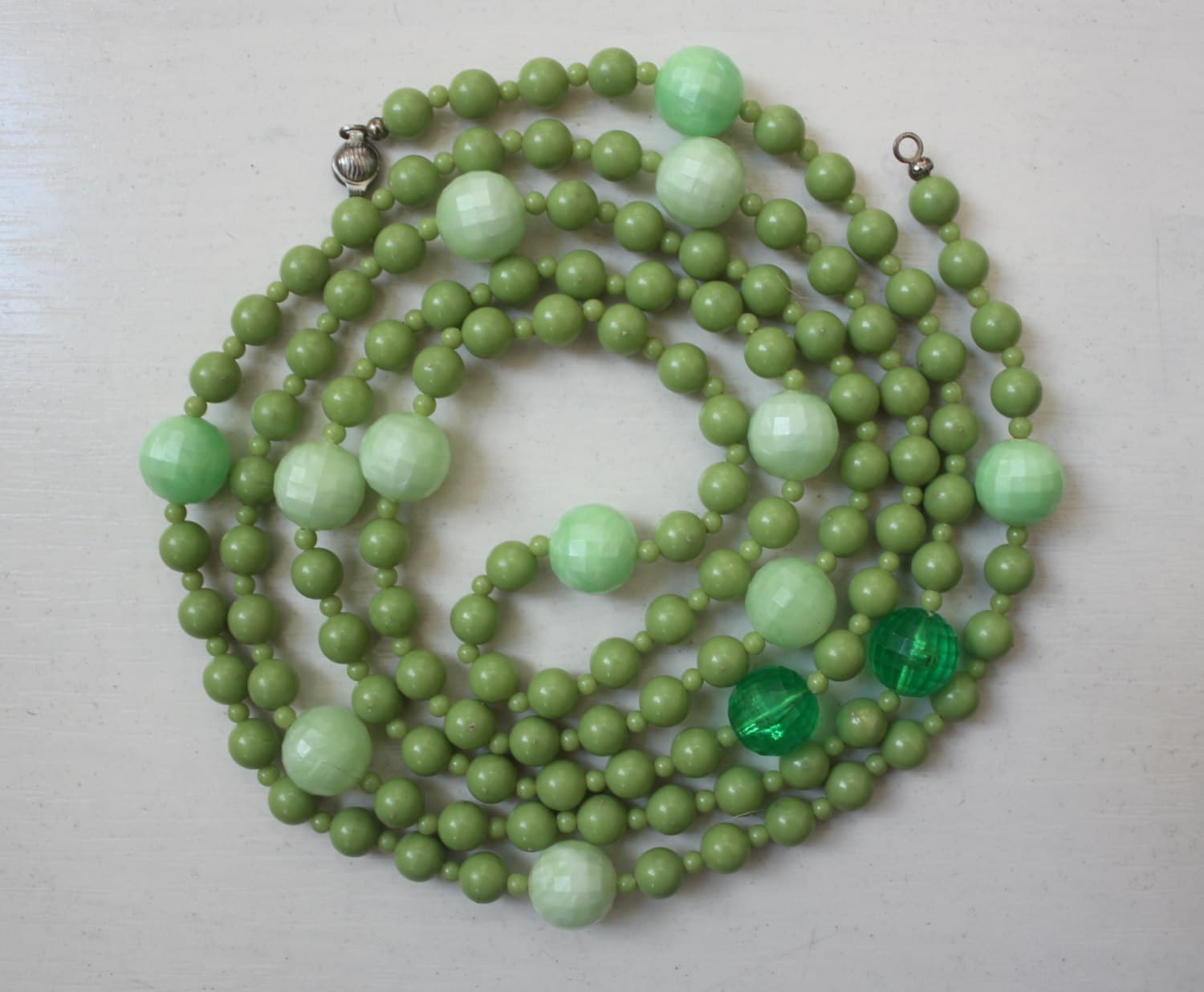 1960Er Jahre Grüne Kunststoffperlen-Halskette | Vintage Flapper-stil von OddTwin
