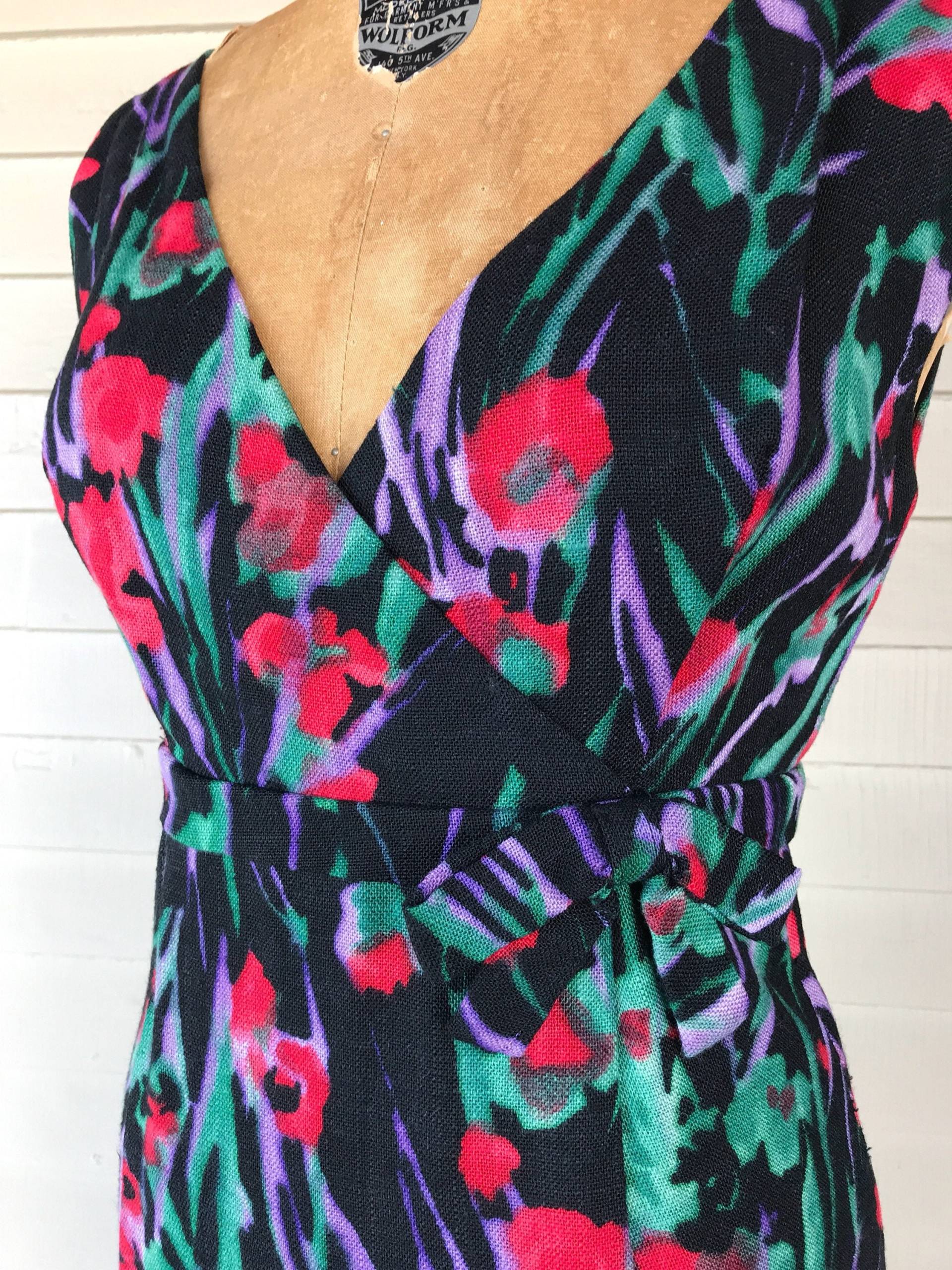1960Er Jahre Leinenkleid Mit Ärmelloser Jacke | Aquarell Blumen Auf Schwarzem Hintergrund 1960Er Jahre Leinenkleid Mit Ärmelloser Jacke | Aquarell Blumen Auf Schwarzem Hintergrund von OddTwin