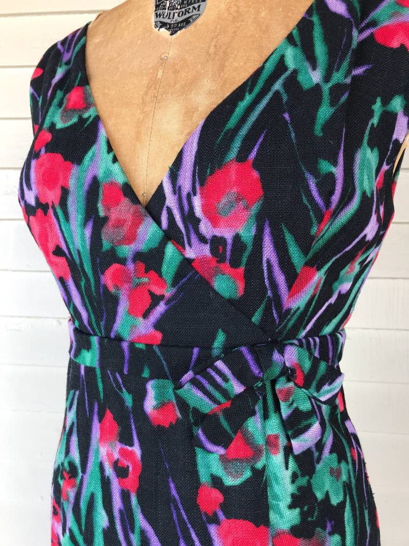1960Er Jahre Leinenkleid Mit Ärmelloser Jacke | Aquarell Blumen Auf Schwarzem Hintergrund 1960Er Jahre Leinenkleid Mit Ärmelloser Jacke | Aquarell Blumen Auf Schwarzem Hintergrund von OddTwin