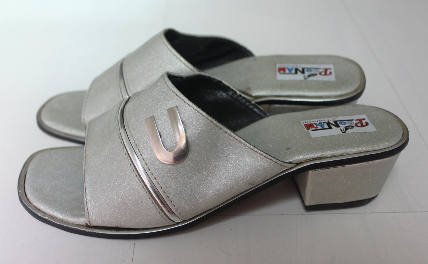 1960Er Jahre Poonam Schuhe Metallic Silber Slip-On Sandalen Vintage Deadstock 1960Er Jahre Poonam Schuhe Metallic Silber Slip-On Sandalen Vintage Deadstock von OddTwin