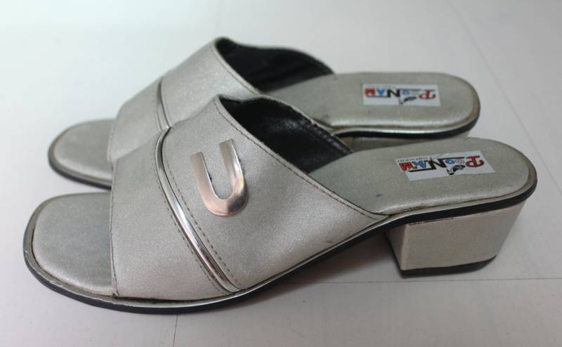 1960Er Jahre Poonam Schuhe Metallic Silber Slip-On Sandalen Vintage Deadstock 1960Er Jahre Poonam Schuhe Metallic Silber Slip-On Sandalen Vintage Deadstock von OddTwin