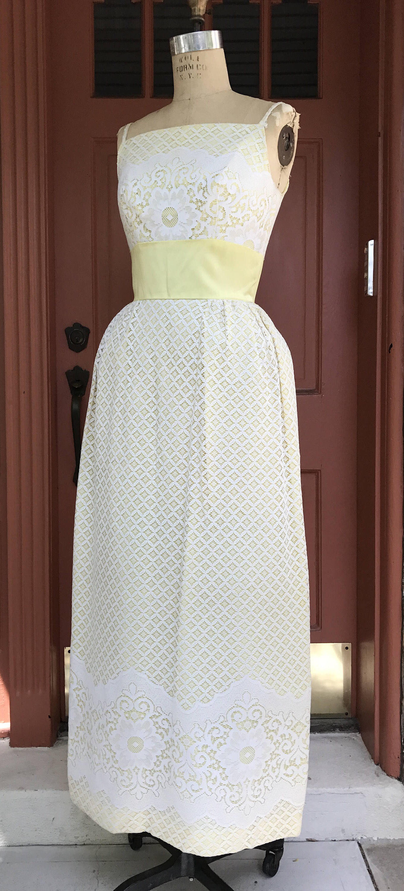 1960Er Jahre Spitzenkleid Mit Breiter Satinschärpe Und Schleife | Vintage Abendkleid von OddTwin