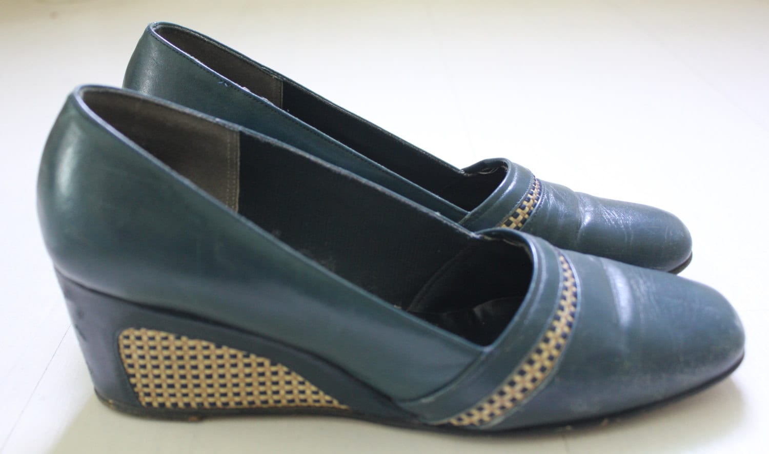 1970Er Jahre Marine Blau Leder Keile Mit Wicker Detaillierung Vintage Schuhe von OddTwin