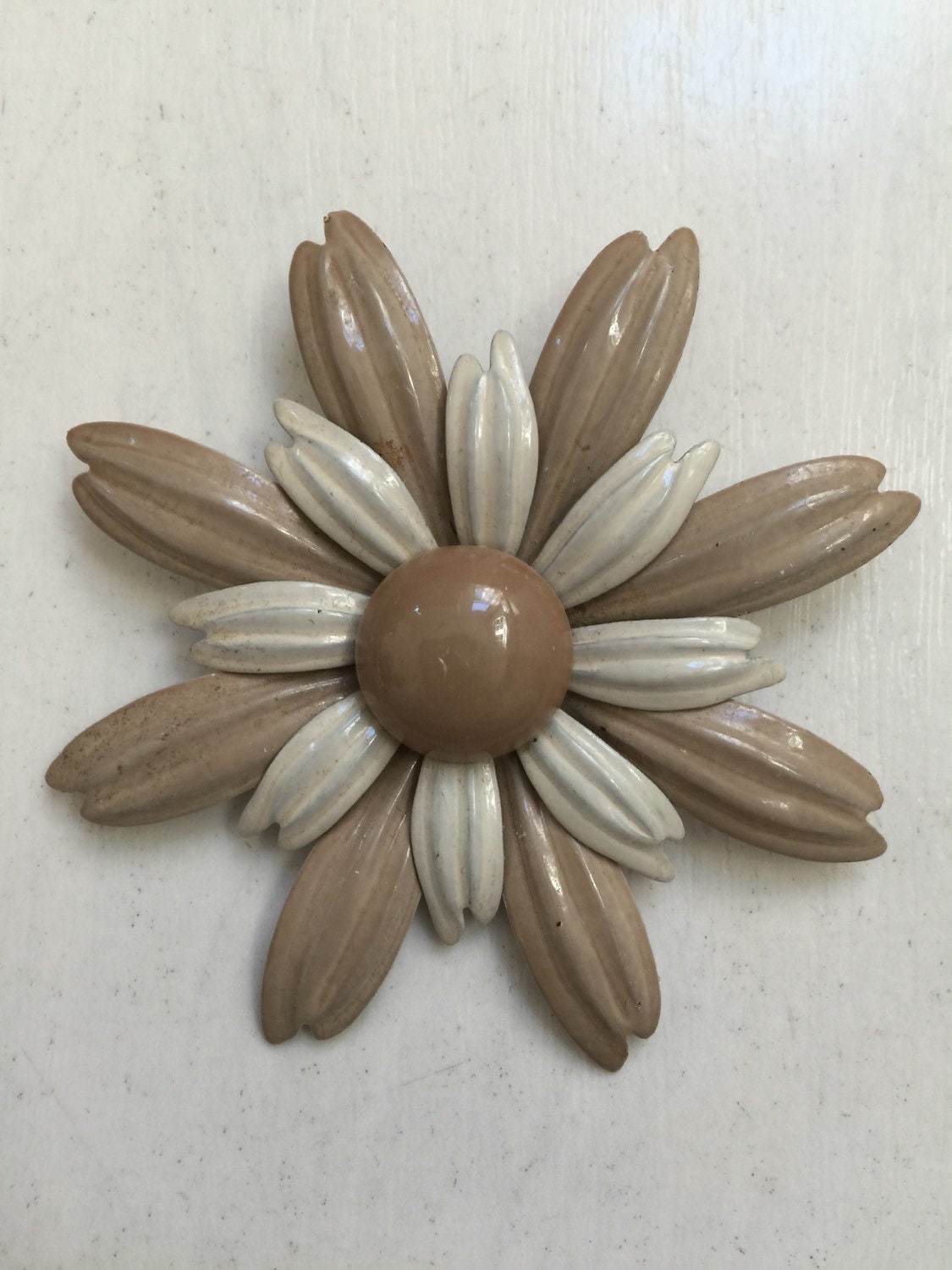 1970Er Mokka Und Beige Gänseblümchen Brosche Vintage Blumen Anstecker von OddTwin