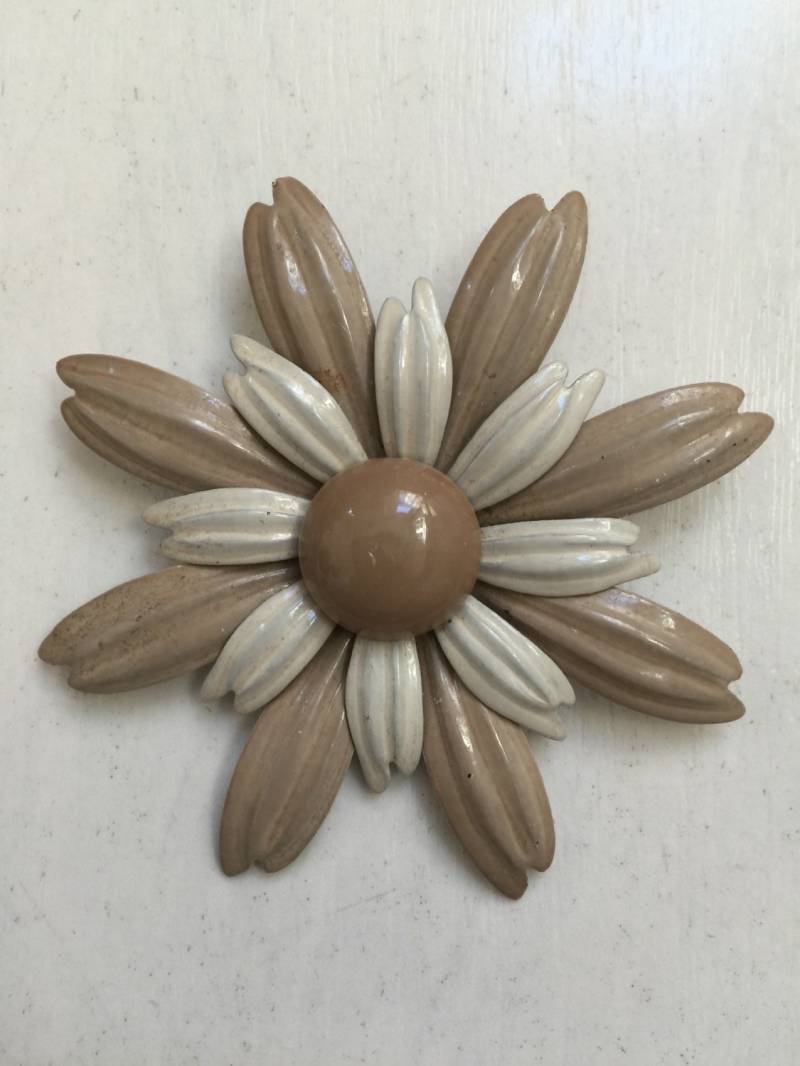 1970Er Mokka Und Beige Gänseblümchen Brosche Vintage Blumen Anstecker von OddTwin