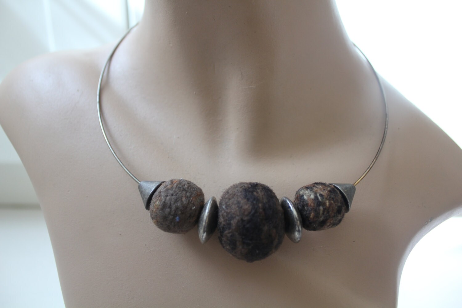 1970S Gefilzte Wolle Und Metall Halskette Vintage von OddTwin