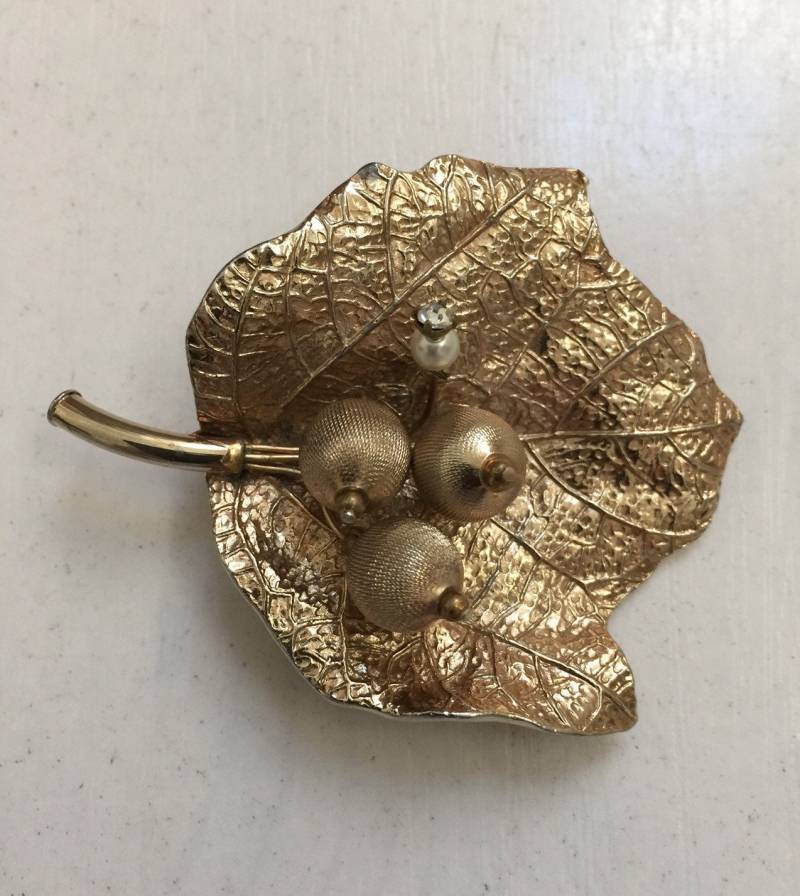 50Er Jahre Samsan Blattgold Brosche Mit Beeren Vintage Pin von OddTwin