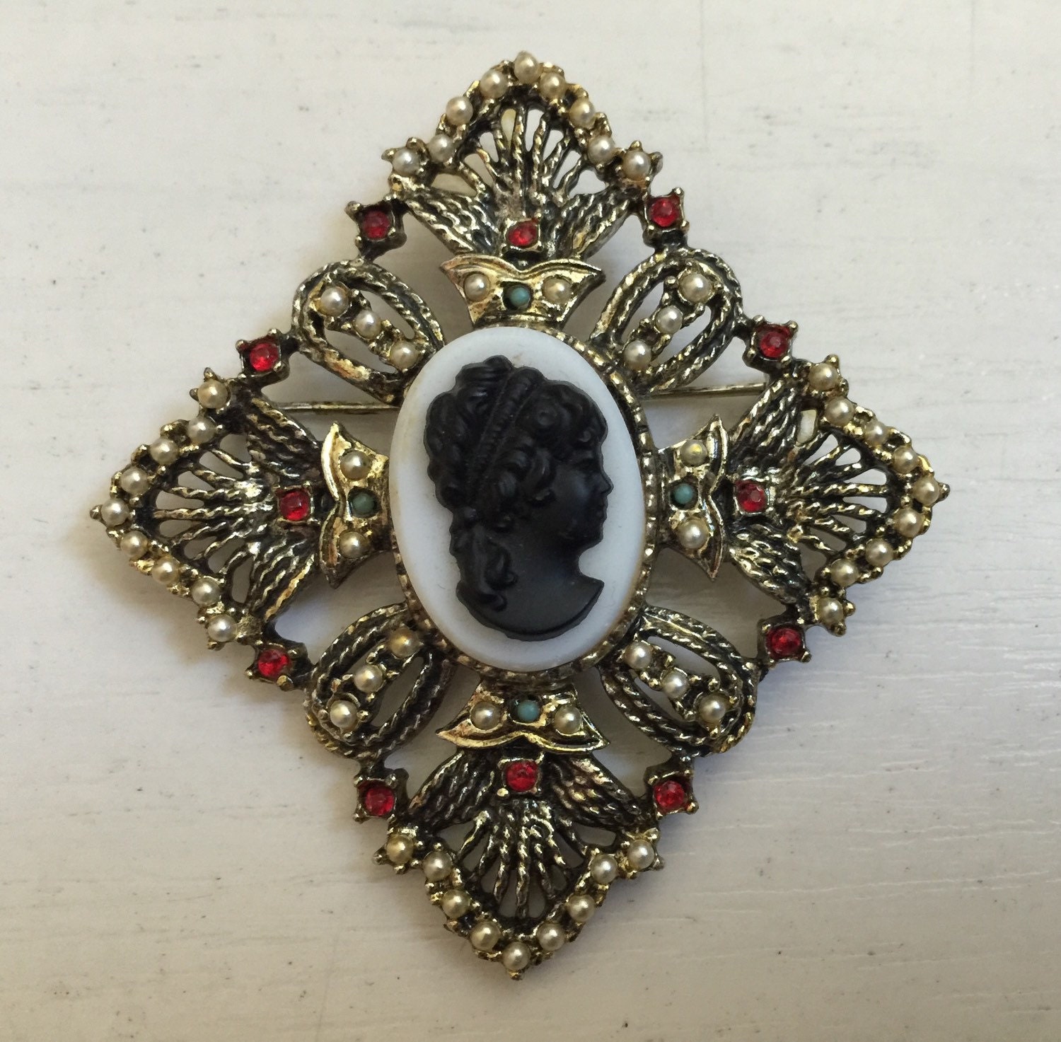Vintage Gold Tone Diamantförmiges Brosche Mit Schwarz Und Weiß-Cameo Perlen von OddTwin