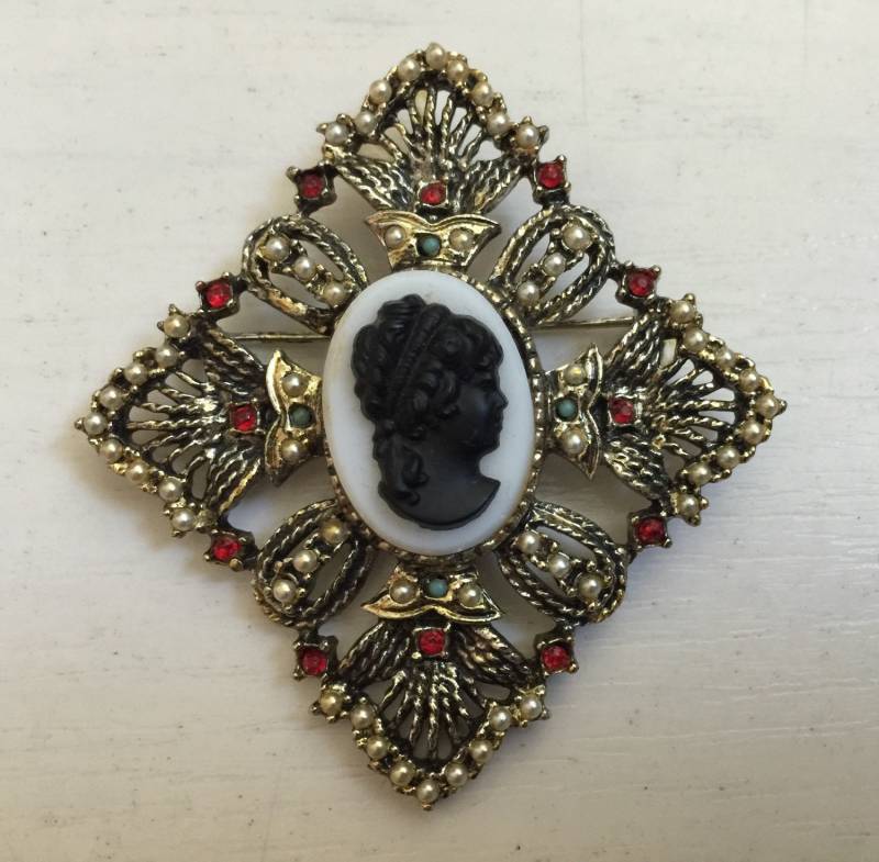 Vintage Gold Tone Diamantförmiges Brosche Mit Schwarz Und Weiß-Cameo Perlen Vintage Gold Tone Diamantförmiges Brosche Mit Schwarz Und Weiß-Cameo Perlen von OddTwin