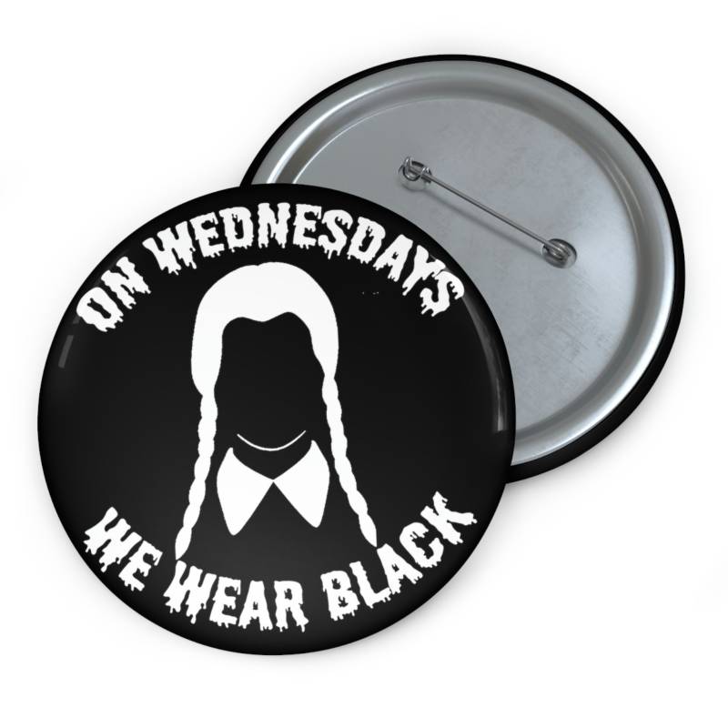 Mittwochs Tragen Wir Schwarze Addams Pin Button von OdeToSadDisco
