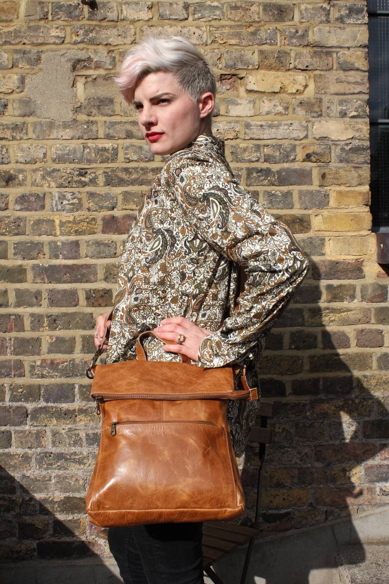 Amelie Wandelbarer Rucksack Aus Hellbraunem Leder | Multiway Crossbody Ledertasche Mit Laptop Geldbörse von OdiLynch