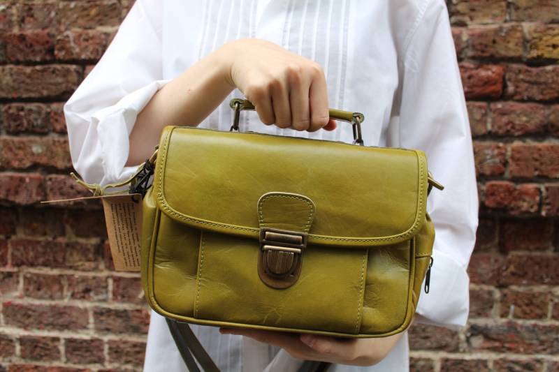 Apfelgrüne Mini Umhängetasche Funky Crossbody Bag von OdiLynch