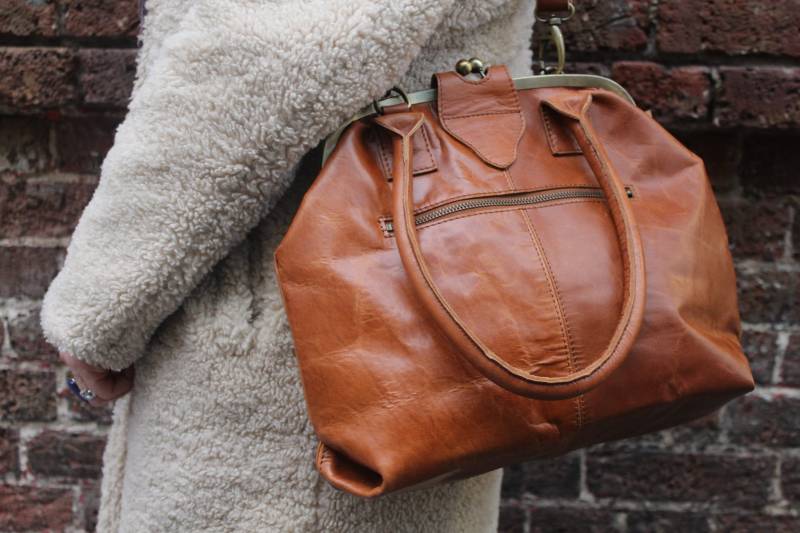 Beige Ledertasche Mit Oberem Griff Lucy Clasp Lock Handtasche Abnehmbarem Riemen von OdiLynch